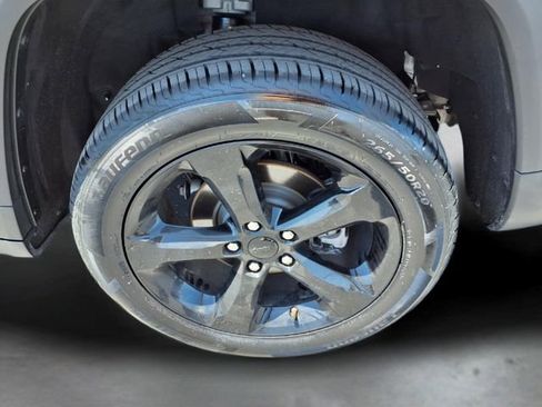 Used 2023 Jeep Grand Cherokee Altitude AWD/4WD image 8