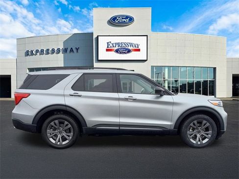 Used 2022 Ford Explorer XLT w/ Equipment Group 202A image 5