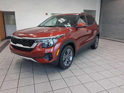 Used 2023 Kia Seltos S w/ Navigation Package FWD image 4
