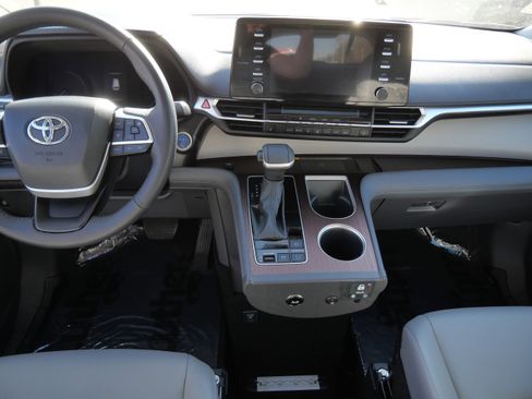 Used 2024 Toyota Sienna XLE w/ XLE Plus Package FWD image 10