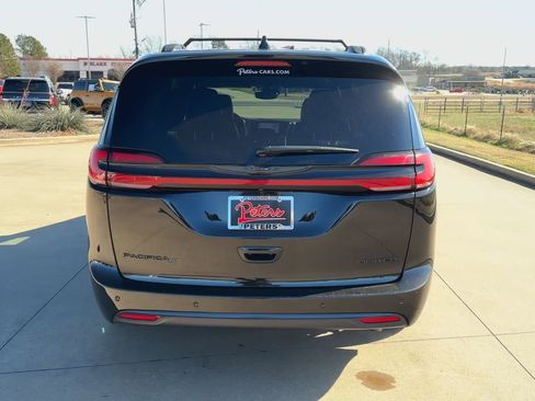 Used 2025 Chrysler Pacifica Limited image 8