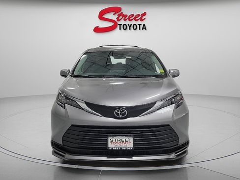 Used 2026 Toyota Sienna LE FWD image 6