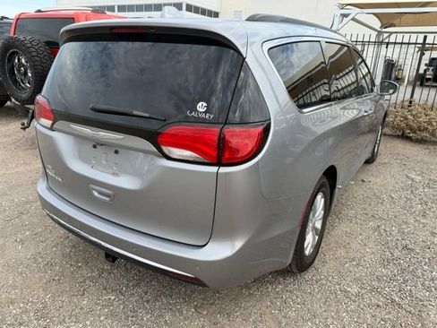 Used 2017 Chrysler Pacifica Touring-L FWD image 3