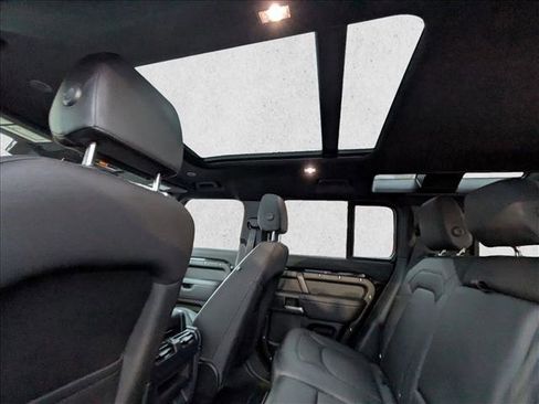Used 2025 Land Rover Defender 110 S image 19