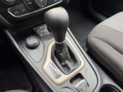 Used 2017 Jeep Cherokee Latitude w/ Cold Weather Group image 20