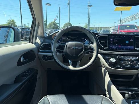 Used 2021 Chrysler Pacifica Limited w/ Premium & Safety Sphere Group FWD image 3