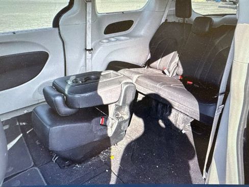 Used 2018 Chrysler Pacifica Touring-L FWD image 11