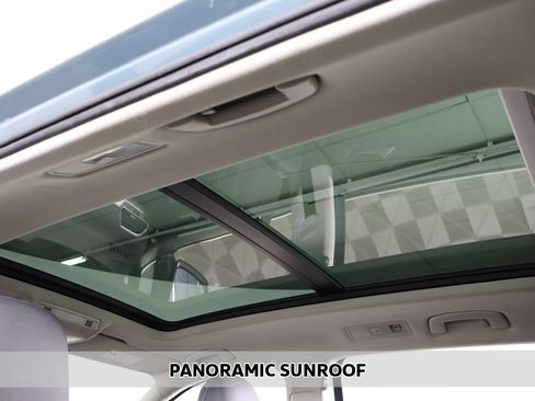 Used 2019 Volkswagen Tiguan SE w/ Panoramic Sunroof Package image 3