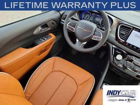 New 2026 Chrysler Pacifica Pinnacle w/ Trailer Tow Group AWD/4WD image 15