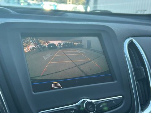 Used 2021 Chevrolet Equinox LT image 18