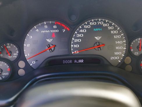 Used 2002 Chevrolet Corvette Coupe RWD image 9