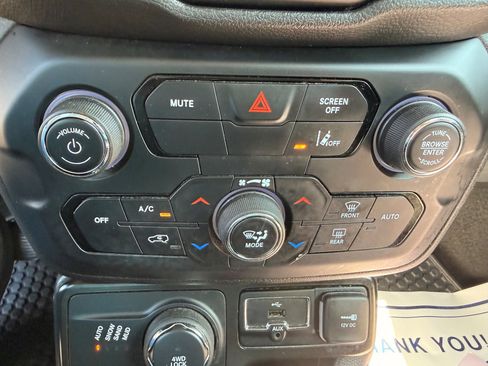 Used 2023 Jeep Renegade Altitude AWD/4WD image 15