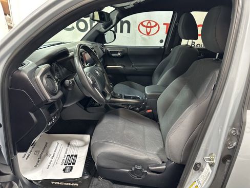 Used 2019 Toyota Tacoma TRD Sport image 23
