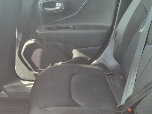 Used 2023 Jeep Renegade Latitude AWD/4WD image 8