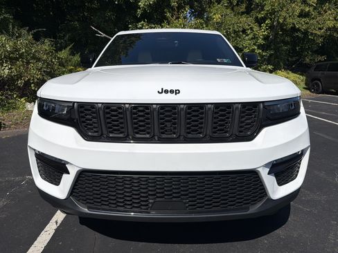 Used 2025 Jeep Grand Cherokee Limited w/ Black Appearance Package AWD/4WD image 2