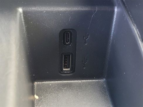 Used 2025 GMC Acadia Elevation image 21