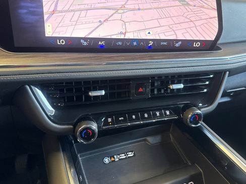 Used 2025 Chevrolet Suburban LT RWD image 27