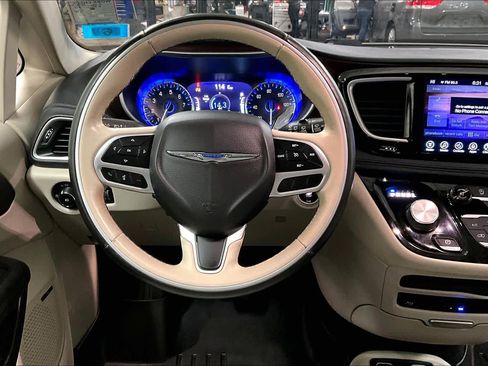 Used 2017 Chrysler Pacifica Limited image 6