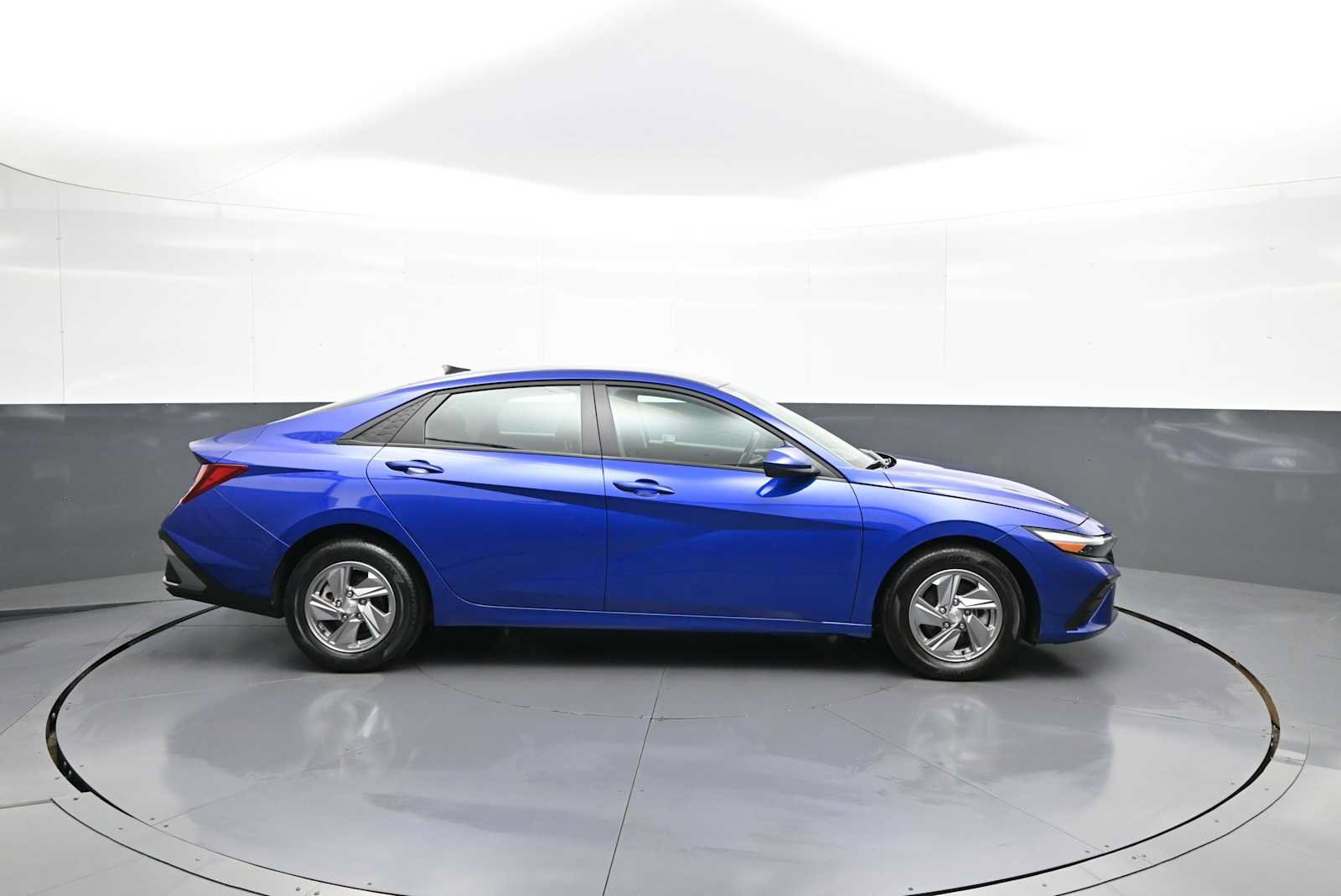 Certified 2025 Hyundai Elantra SE w/ Cargo Package FWD image 5