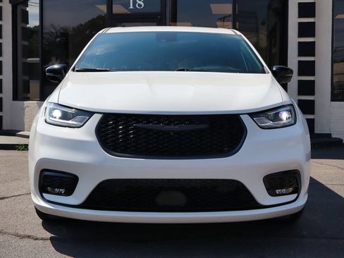Used 2024 Chrysler Pacifica Limited FWD image 3