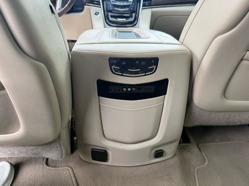 Used 2015 Cadillac Escalade Luxury AWD/4WD image 18