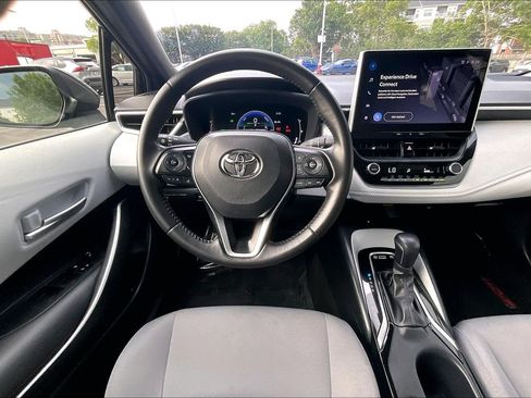 Used 2025 Toyota Corolla SE w/ SE Premium Package FWD image 5