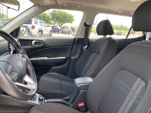 Used 2025 Hyundai Venue SEL FWD image 9