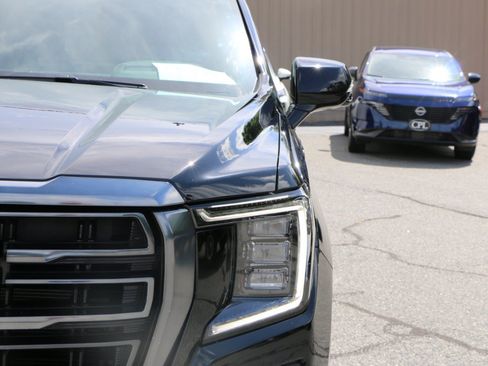 Used 2024 GMC Yukon AT4 w/ Technology Package AWD/4WD image 13