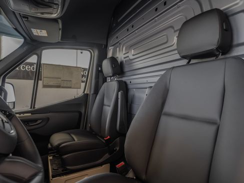 Used 2025 Mercedes-Benz Sprinter 2500 image 31