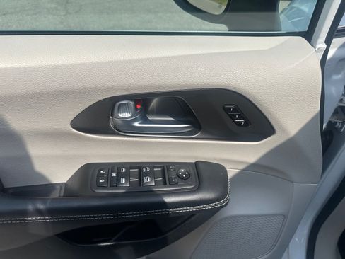 Used 2023 Chrysler Pacifica Touring-L FWD image 12