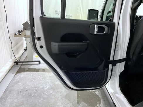 Used 2025 Jeep Wrangler Unlimited Rubicon AWD/4WD image 18