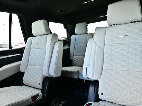 Used 2026 Cadillac Escalade Platinum Luxury w/ LPO, Radiant Package AWD/4WD image 32