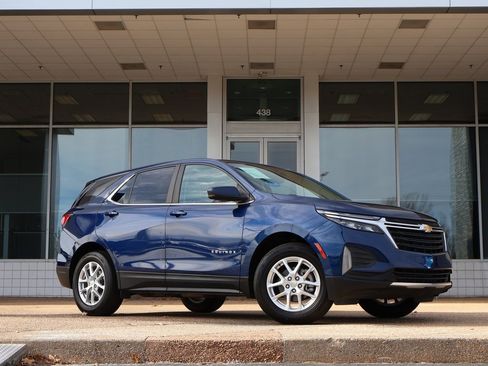 Used 2022 Chevrolet Equinox LT image 2