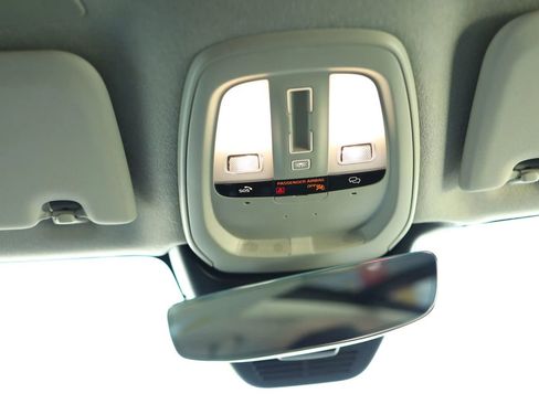 Used 2025 Volvo XC40 B5 Core image 38