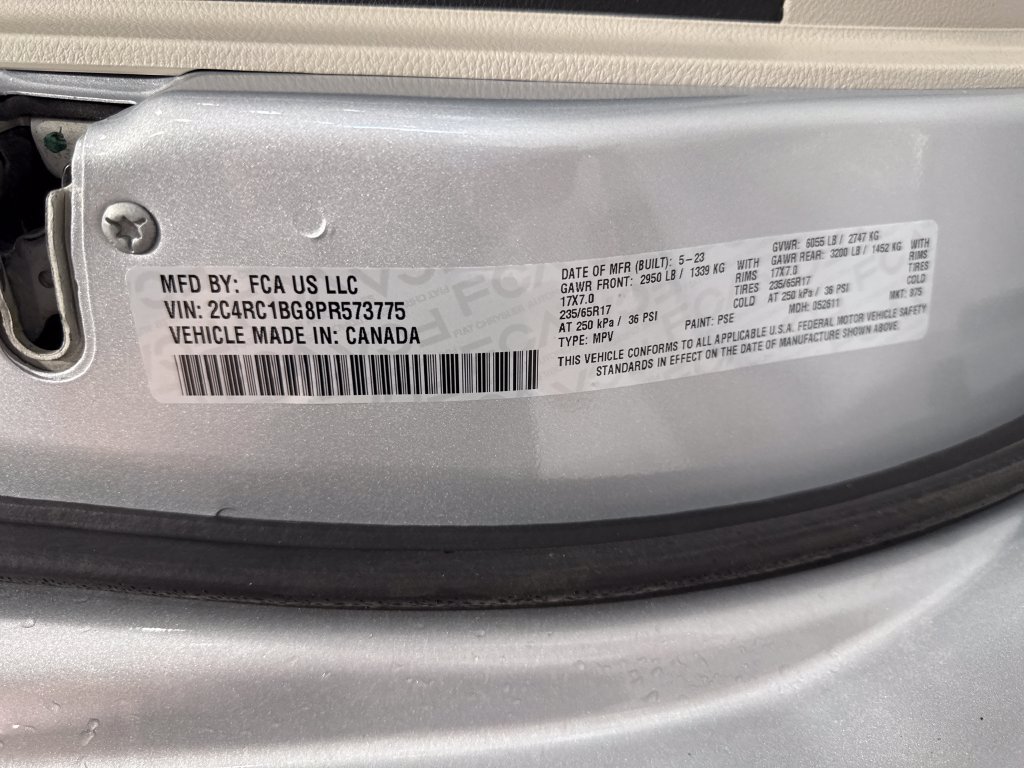 Used 2023 Chrysler Pacifica Touring-L FWD image 27