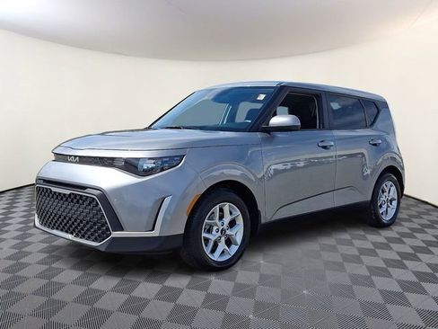 Used 2023 Kia Soul LX w/ LX Technology Package FWD image 3