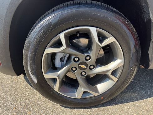 Used 2025 Chevrolet Trax LT w/ LT Convenience Package FWD image 29