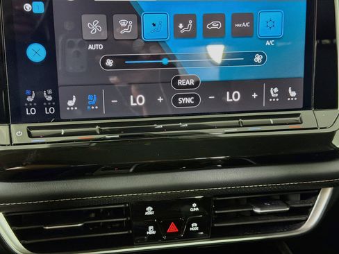 Used 2025 Volkswagen Atlas SE FWD image 22