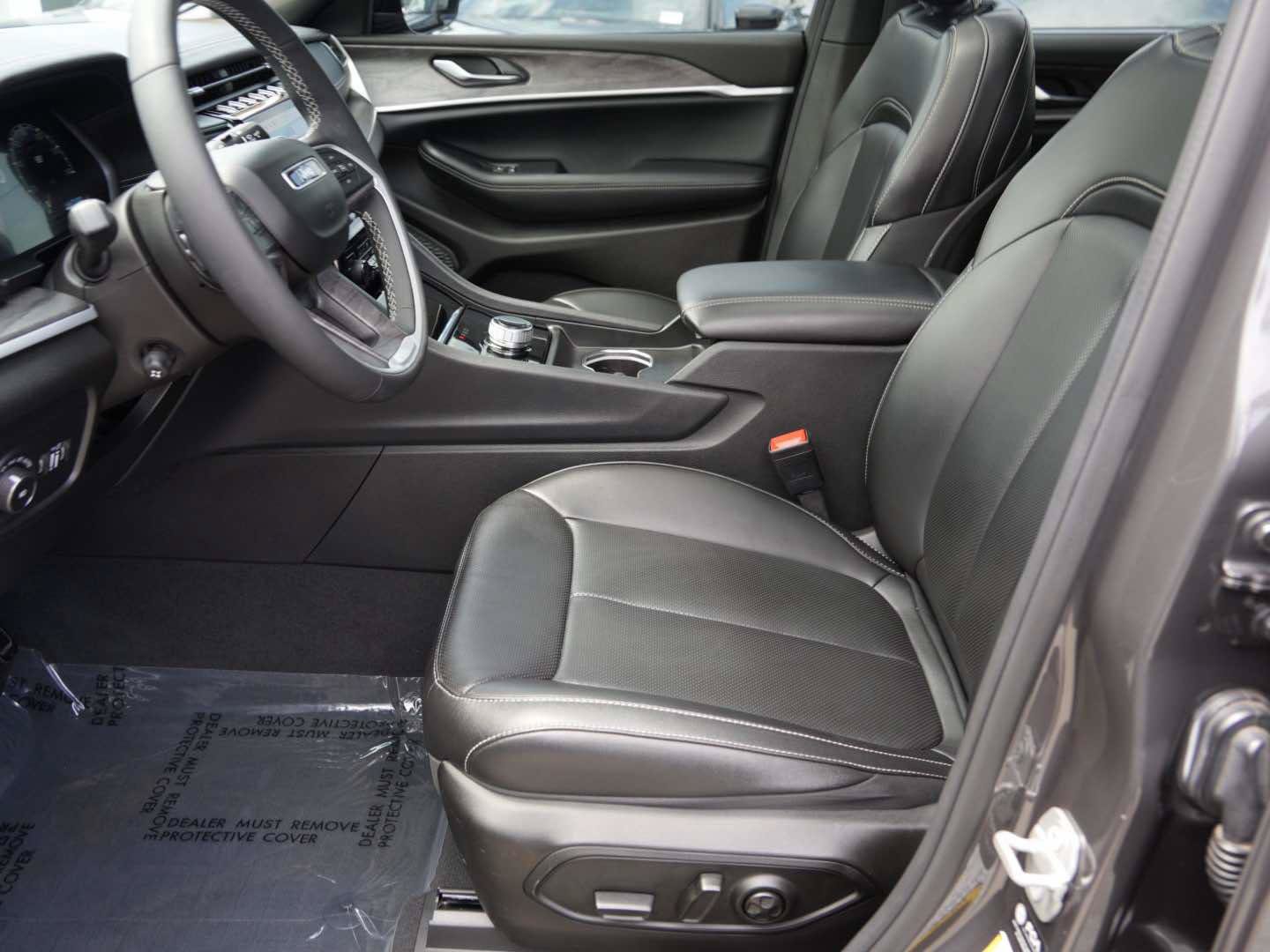 Used 2024 Jeep Grand Cherokee L Limited w/ Luxury Tech Group II RWD image 17