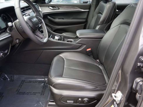 Used 2024 Jeep Grand Cherokee L Limited w/ Luxury Tech Group II RWD image 17