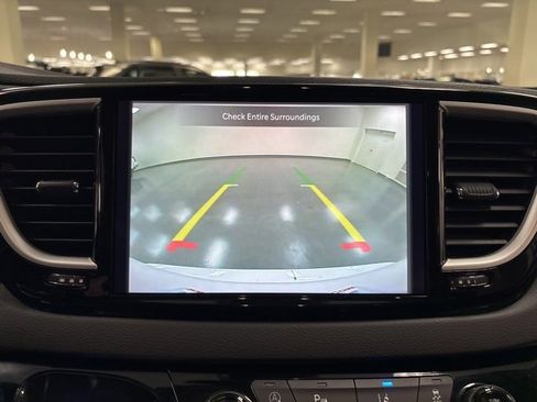 Used 2024 Chrysler Pacifica Touring-L image 21