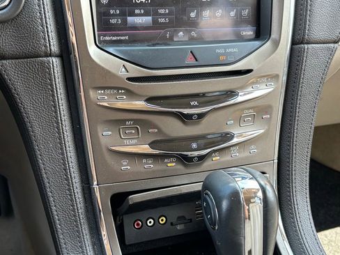 Used 2012 Lincoln MKX FWD image 11