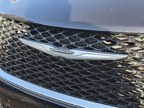 Used 2024 Chrysler Pacifica Touring-L image 16