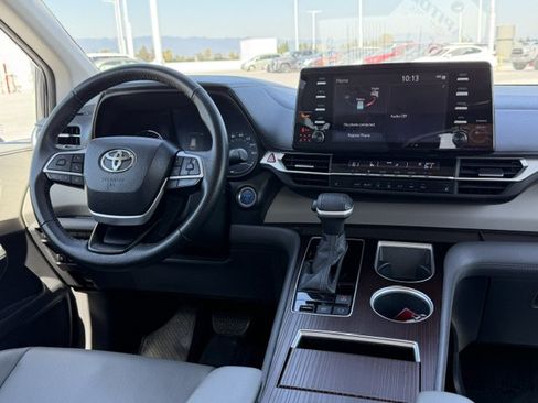 Certified 2022 Toyota Sienna XLE FWD image 24
