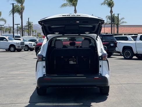 Used 2026 Toyota Sienna LE FWD image 6