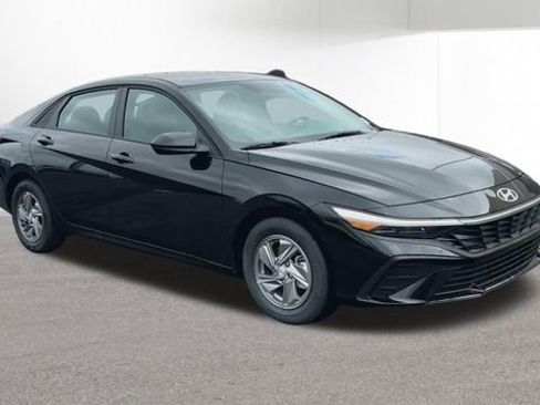 New 2026 Hyundai Elantra SE image 2