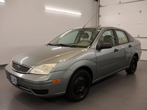 Used 2005 Ford Focus ZX4 Sedan FWD image 5