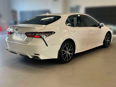 Used 2022 Toyota Camry SE FWD image 4