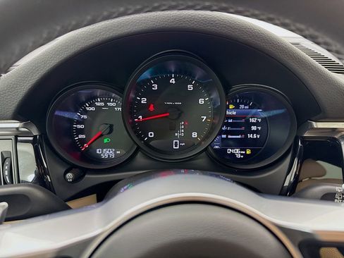 Used 2020 Porsche Macan image 16