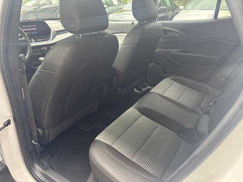 Used 2025 Chevrolet Trax LT FWD image 37